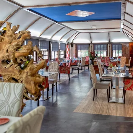 Hotel Logis La Commanderie De Champarey 3*