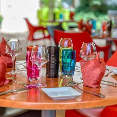 La Commanderie De Champarey Hotel 3*
