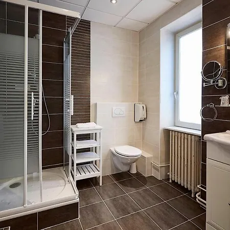 Hotel Logis La Commanderie De Champarey Bourgoin-Jallieu