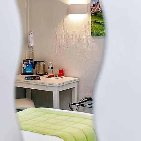 Logis La Commanderie De Champarey Hotel 3*