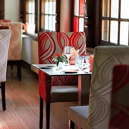 Logis La Commanderie De Champarey Hotel 3*